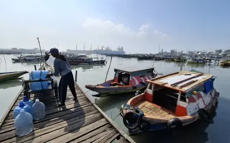 Nelayan di Gresik Terimbas Reklamasi Industri: Laut Mengecil, Tangkapan Ikan Menyusut
