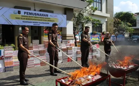 Kejari Tulungagung Musnahkan Ratusan Ribu Batang Rokok Ilegal Hasil Sitaan