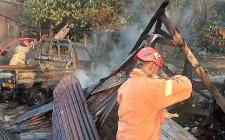 Tempat Usaha Mebel Berikut Mobil  Suzuki Carry di Jombang Hangus Terbakar