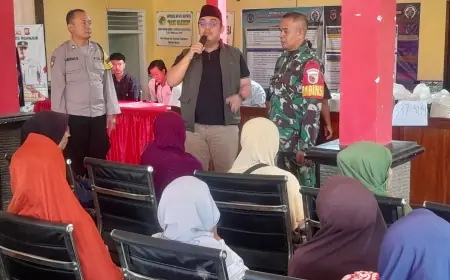 Demi Bantuan Beras 20 Kg, Ratusan Emak-Emak Terpaksa Antre Berjam-jam