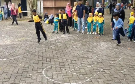 Tawa Anak-Anak Bermain Permainan Tradisional Warnai Hari Anak di Desa Widoro Trenggalek