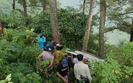 Minibus Berisi 6 Penumpang Terjun ke Jurang Pacet Mojokerto, Polisi Temukan Miras
