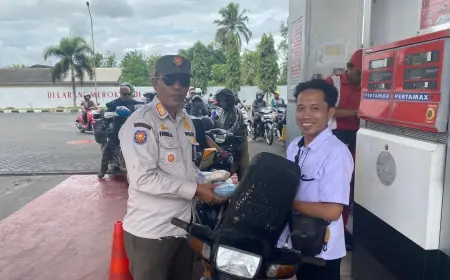 Pasokan BBM di Jember Beransur Pulih, Muspika Bagikan Makanan ke Pengantre