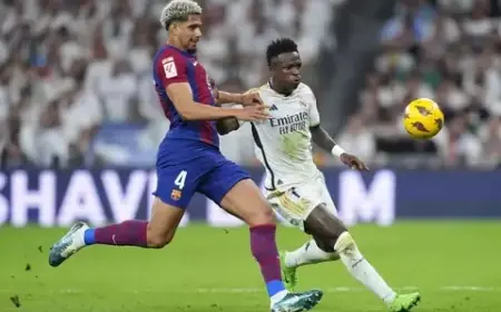 Hansi Flick Tegaskan Ronald Araujo Tetap Bertahan di Barcelona