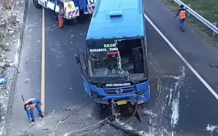 Bus Terguling di Tol Gresik, Korban Luka-luka Dilarikan ke Rumah Sakit