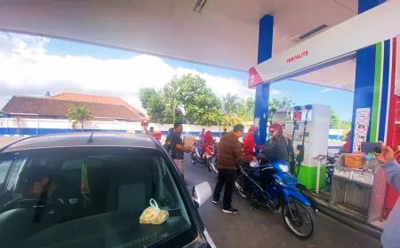 BBM di Jember Kembali Normal, Perumdam Tirta Pandhalungan Bagi-bagi Makanan dan Minuman Ringan kepada Warga di SPBU