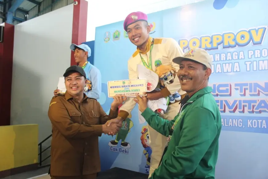 Bupati Pasuruan Beri Uang Mentas dan Beasiswa untuk Peraih Medali Emas Porprov Jatim 2025