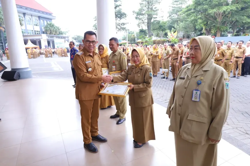 Wali Kota Batu Serahkan Piagam Penghargaan kepada 9 ASN Purnatugas