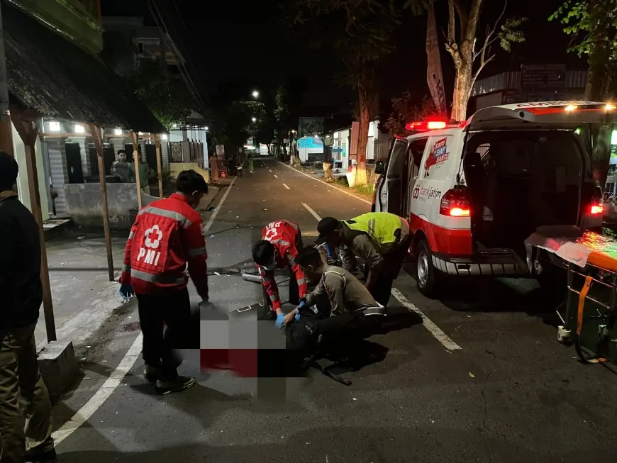 Tertabrak Mobil Saat Menyeberang, Pemotor di Kota Blitar Kritis