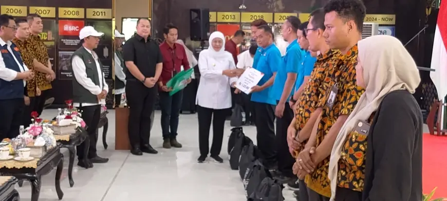 Khofifah Serahkan BLT kepada 15 Ribu Karyawan Pabrik Rokok di Jawa Timur