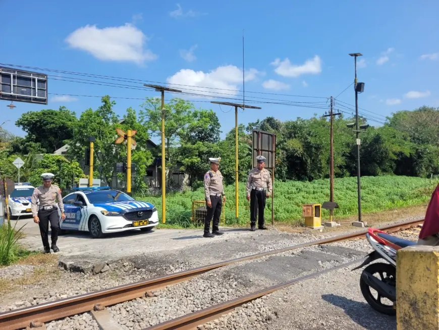Tekan Potensi Laka, Satlantas Polres Blitar Kota Cek Perlintasan KA tanpa Palang Pintu