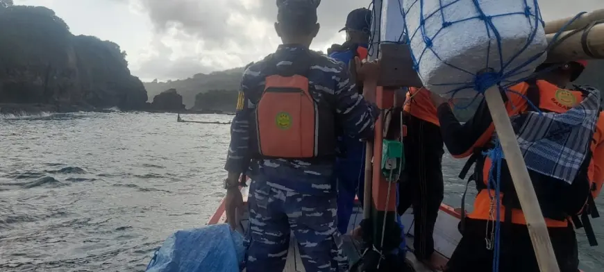 Bangkai Kapal KM Sinar Asal Puger Jember Ditemukan di Trenggalek, Enam ABK Masih Hilang