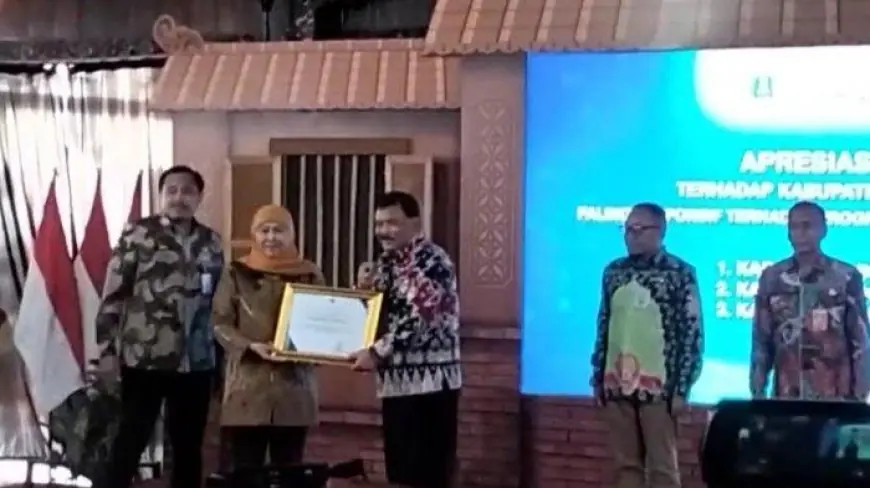 Pemkab Nganjuk Terima Penghargaan Kabupaten Tercepat dalam Pembentukan Koperasi Desa Merah Putih