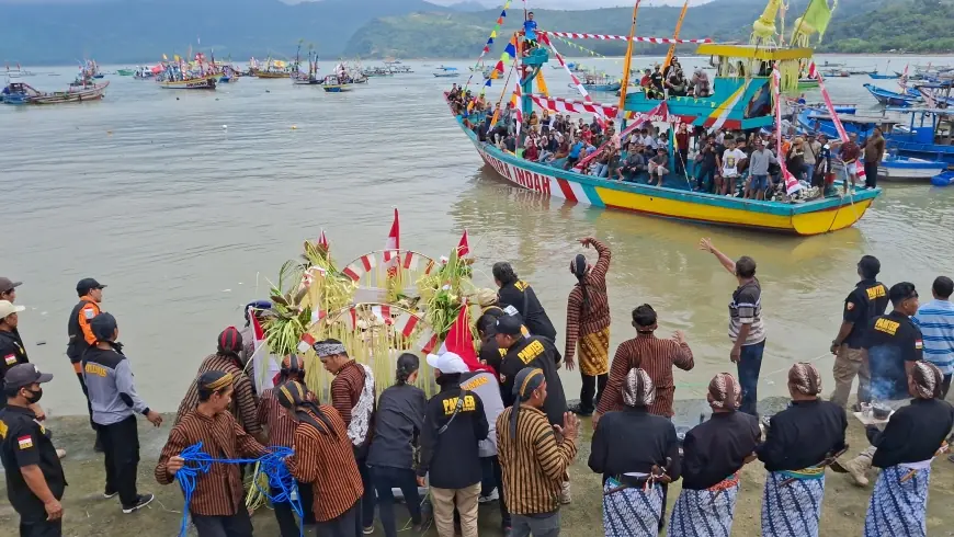 Larung Sembonyo Warnai Bulan Suro di Pantai Popoh, Pemkab Tulungagung Kucurkan Bantuan Dana