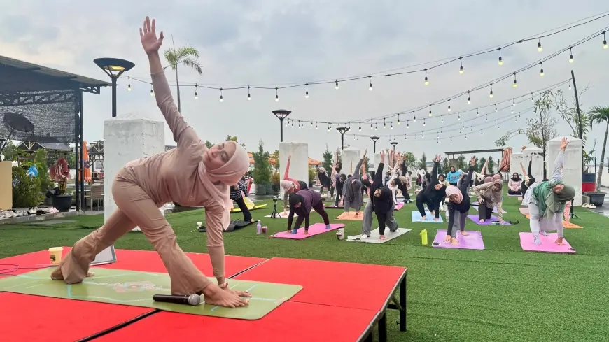 Harmoni Relaksasi di Tengah Segarnya Udara Kota Malang dengan Sunset Yoga di Swiss-Belinn Malang