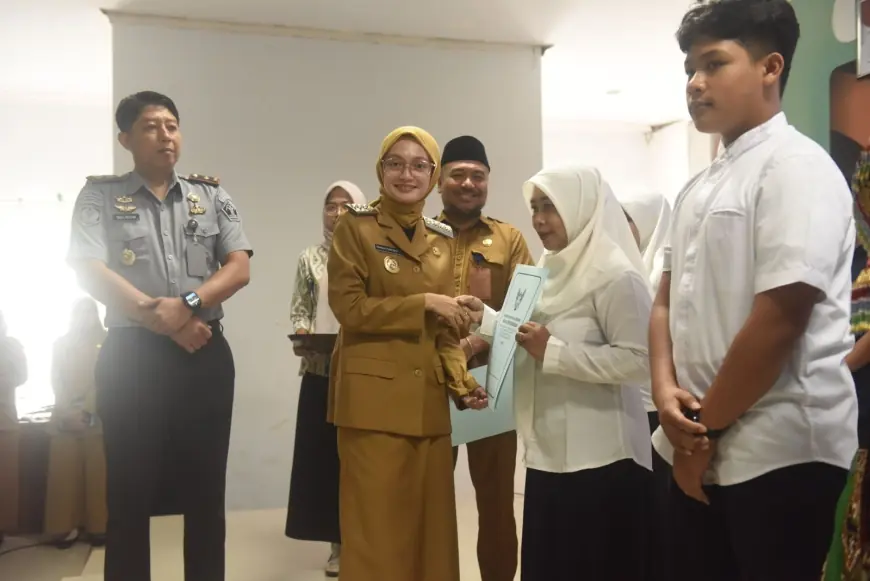 Serahkan Ijazah Kesetaraan, Wali Kota Kediri Berkomitmen Tekan Angka Putus Sekolah