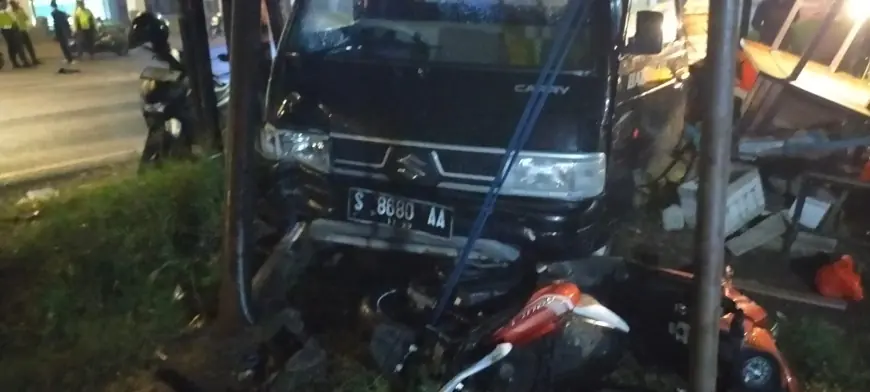 Kecelakaan Beruntun di Gresik Tabrak Warung Kopi, Satu Orang Tewas di TKP