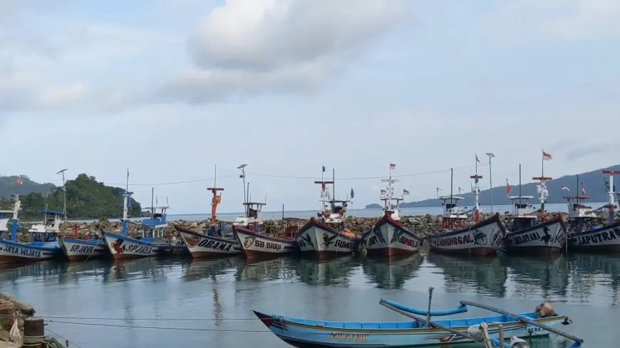 Cuaca Ekstrem, Ribuan Nelayan Prigi Trenggalek Terpaksa Tidak Melaut di Tengah Musim Panen Ikan