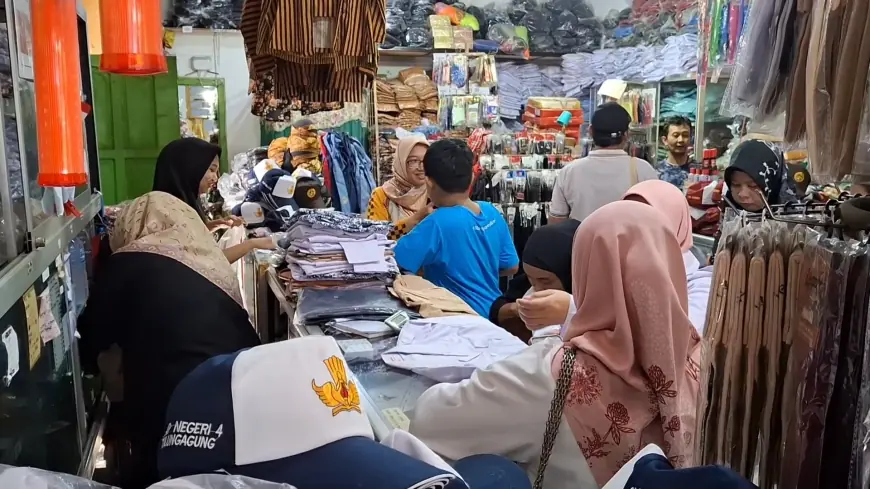 Jelang Ajaran Baru, Penjualan Seragam Sekolah di Tulungagung Meningkat