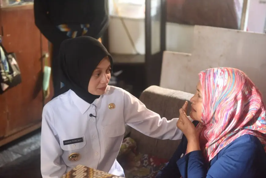 Kunjungi Rumah Korban Kebakaran di Kelurahan Jamsaren Kota Kediri, Mbak Wali Berikan Bantuan