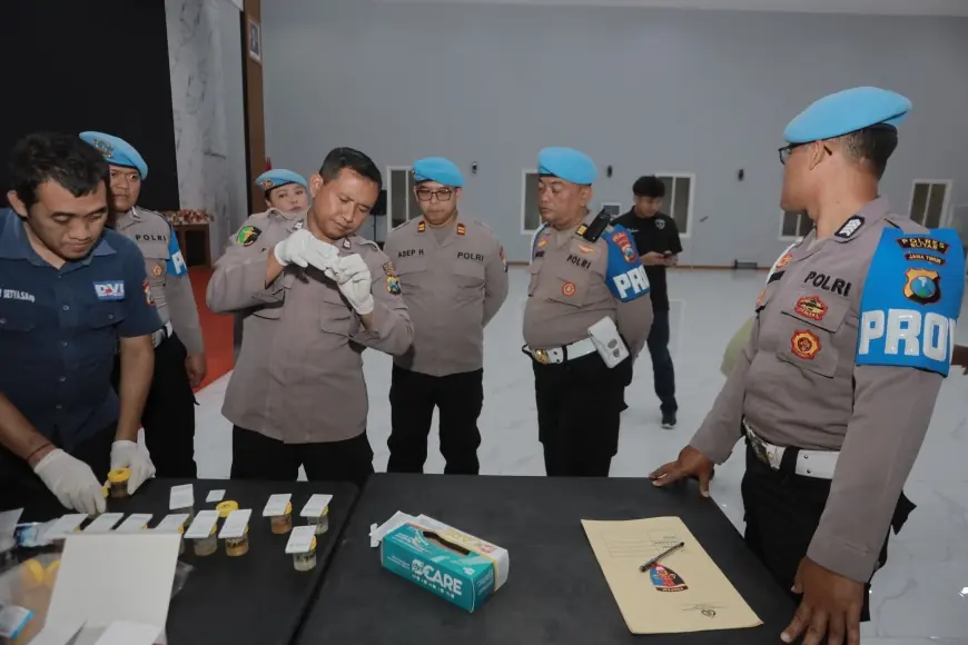 Puluhan Anggota Polres Blitar Jajanin Tes Urine Mendadak, Pastikan Terbebas dari Penyalahgunaan Narkoba