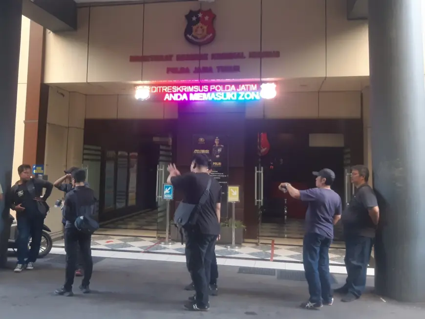 Diperiksa KPK di Polda Jatim, Khofifah Hindari Wartawan Lewat Pintu Belakang