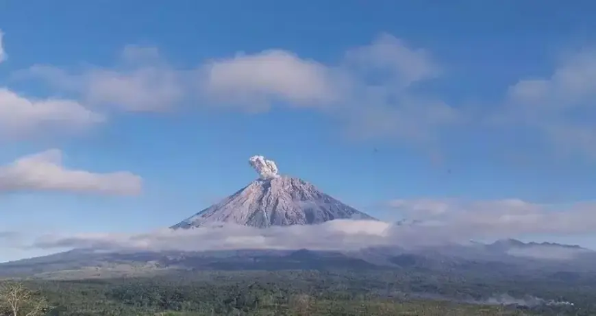 Erupsi Setinggi 700 Meter, Radius Bahaya Gunung Semeru hingga 13 Km