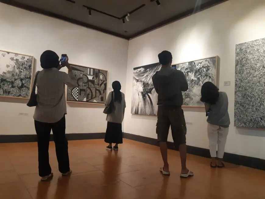 Seni Hitam Putih Mendaki ke Batu: Komunitas Ilustrasi Idiom Gelar Pameran Black & White di Galeri Raos
