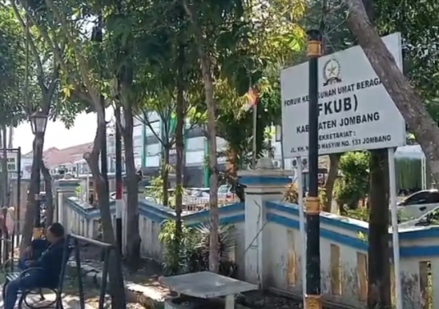 Sejumlah Lampu Penerangan Jalan Wahid Hasyim Jombang Rusak, Pencahayaan RTH Terganggu