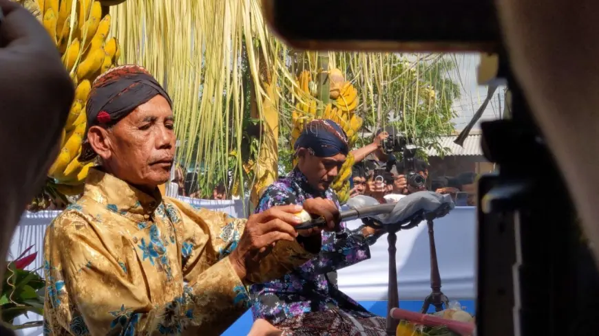 Jamasan Pusaka Tombak Kiai Upas di Tulungagung, Warga Rebutan Air dan Sesaji