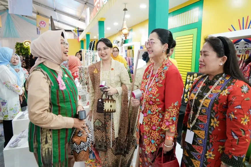 Puncak HUT ke-45 Dekranas, Mbak Cicha Kenakan Busana Motif Khas Kabupaten Kediri