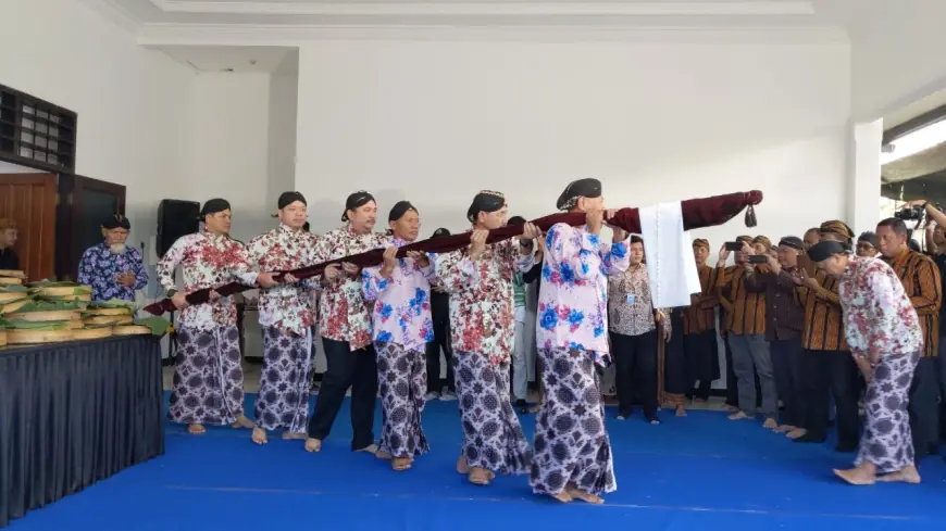 Hadiri Tradisi Jamasan Tombak Kiai Upas, Bupati Tulungagung, Simbol Doa untuk Kedamaian dan Kemajuan