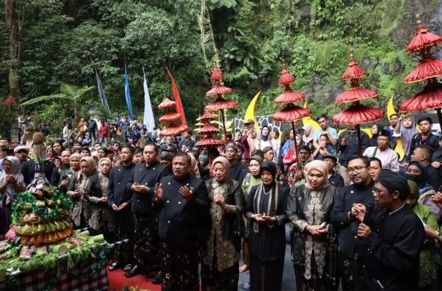 Siraman Sedudo 2025 Disambut Meriah, Ribuan Warga Terbius Kekhidmatan Tradisi Sakral