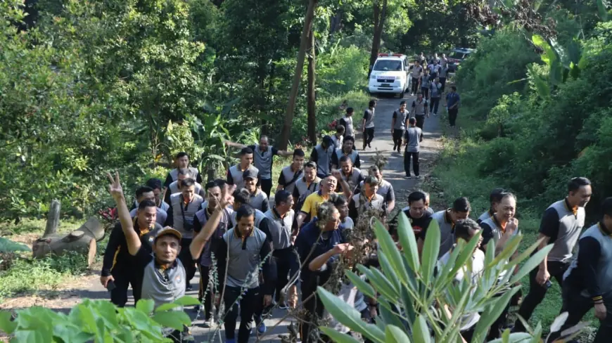 Puluhan Polisi di Nganjuk Tempuh Rute Jalan Sehat Sepanjang 3 Km