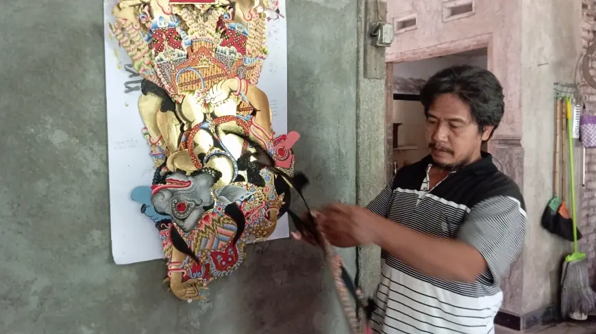 Lestarikan Budaya, Warga Blitar Ini Tetap Semangat Tekuni Pembuatan Wayang Kulit