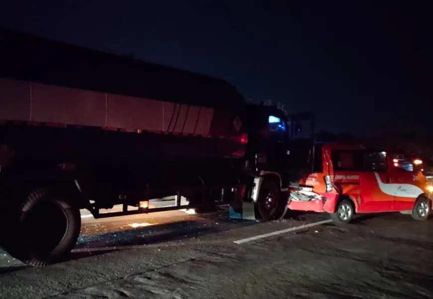 Truk Tangki Muatan Etanol Tabrak Mobil Patroli Tol Jombang-Mojokerto, Dua Petugas Luka
