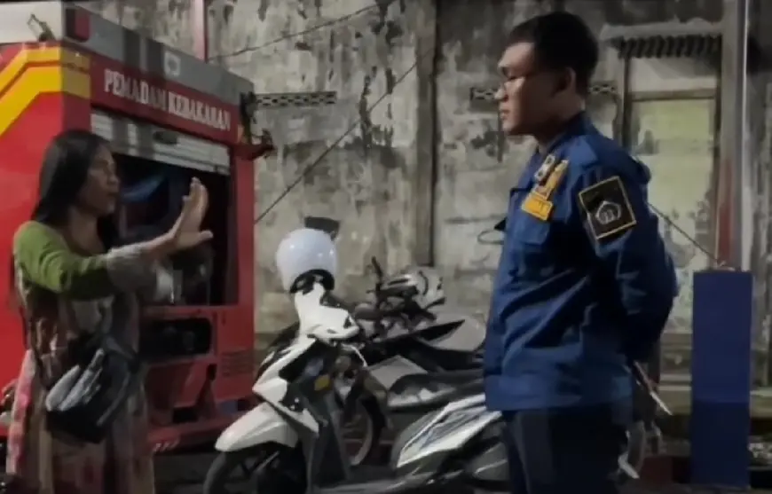 Viral Petugas Damkarla Gresik Nyamar Jadi Dukun Jadi-jadian Hadapi ODGJ