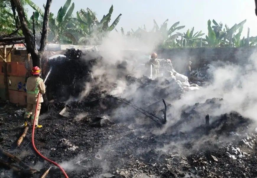 Akibat Puntung Rokok, Gudang Barang Bekas di Jombang Terbakar, Kerugian Capai Rp12 Juta