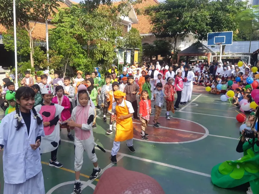 Hari Pertama MPLS di Surabaya, SDN Kaliasin I Kenalkan Pola Makan Sehat lewat Kostum Buah dan Sayur