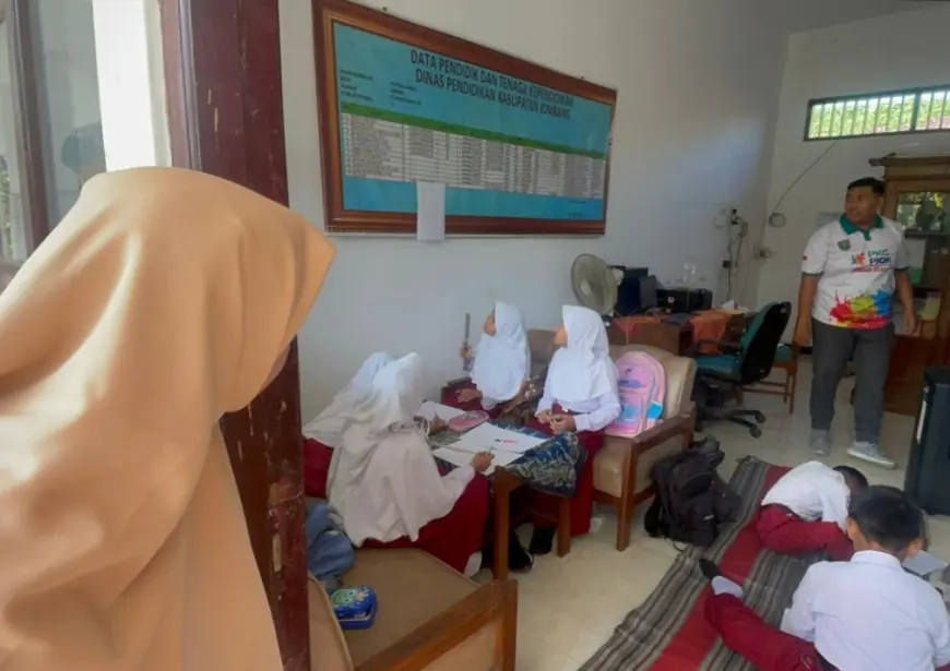 Siswa SD di Jombang Terpaksa Awali Sekolah di Ruang Tamu karena Bangunan Rusak