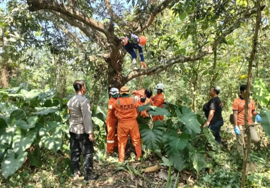 Polisi dan Relawan BPBD Jombang Evakuasi Temuan Mayat Menggantung