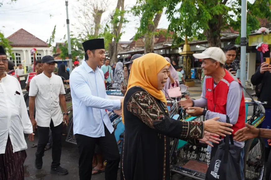 Khofifah Ziarah ke Makam Sunan Bonang, Bagikan Sembako ke Tukang Becak