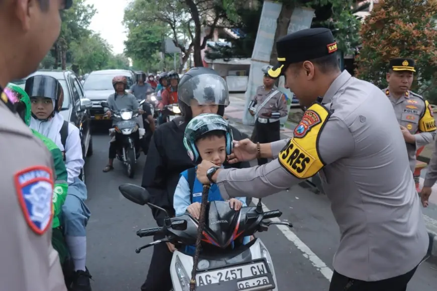 Bagi-Bagi Helm, Cara Polisi di Blitar Edukasi Keselamatan Berkendara kepada Anak-Anak dan Pelajar