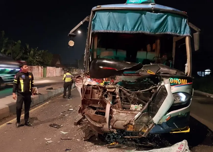Bus Sugeng Rahayu Ringsek Usai Tabrak Truk Gandeng di  Mojoagung Jombang