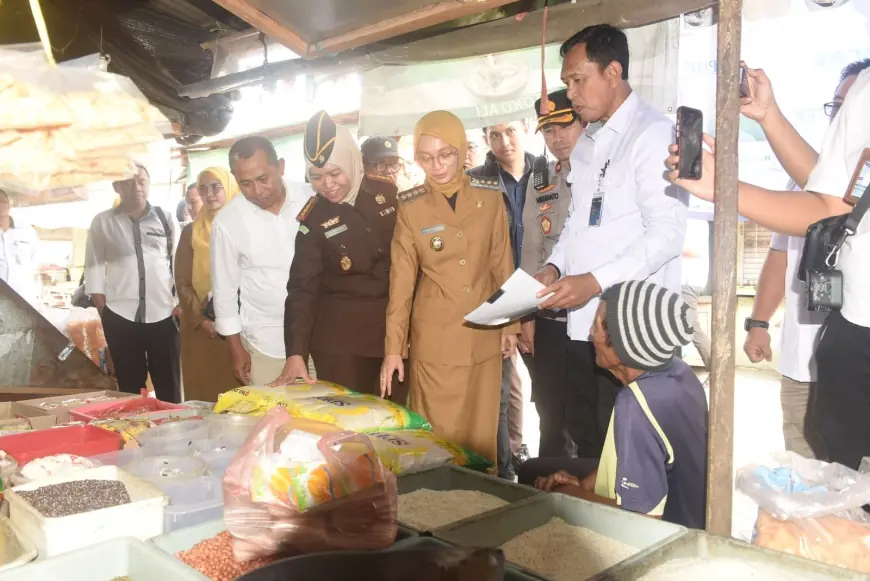 Sidak Pasar, Mbak Wali dan Dirut Bulog Pastikan Pasokan dan Pendistribusian Beras SPHP