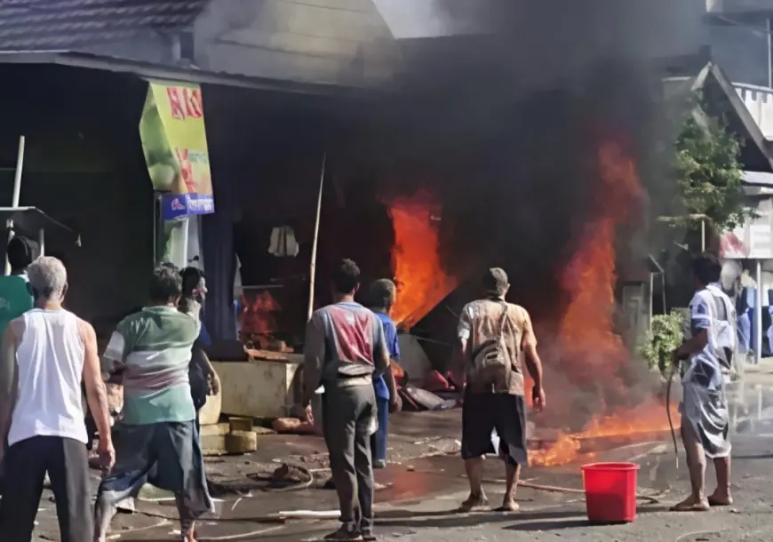 Merokok saat Isi Bensin, Toko Madura di Jombang Terbakar