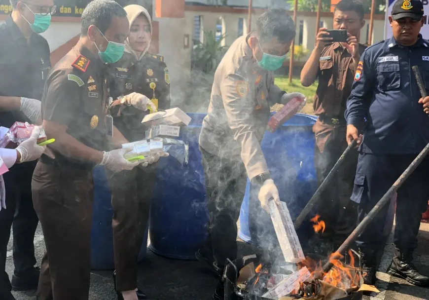 Kejari Jombang Musnahkan Barang Bukti dari 106 Perkara Pidana