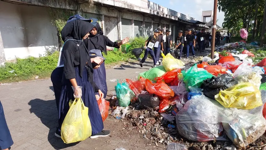 MPLS, Ratusan Murid Baru SMK di Jember Bersiih-Bersih Pasar