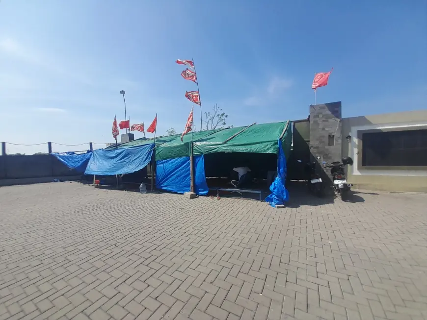 Eks Karyawan PT Gunawan Fajar Dirikan Tenda Darurat di Depan Pabrik, Tuntut Hak dan Kawal Aset