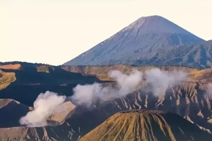 Pendakian Gunung Semeru Ditutup Sementara untuk Menghormati Hari Raya Karo